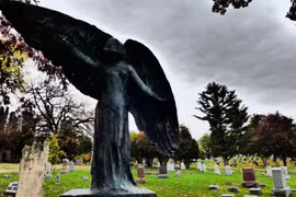 Ám ảnh bức tượng thiên thần, ai chạm vào là chết 