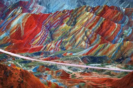 Cận cảnh dãy núi 7 sắc cầu vồng nổi tiếng Trung Quốc