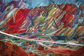 Cận cảnh dãy núi 7 sắc cầu vồng nổi tiếng Trung Quốc