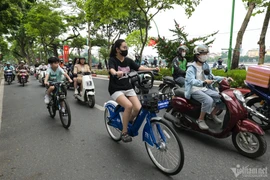 Hào hứng quét mã thuê xe đạp công cộng kiểu mới ở Hà Nội