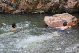 Ra sông tắm, cậu bé bất ngờ nhặt được cổ vật quý 