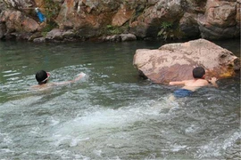 Ra sông tắm, cậu bé bất ngờ nhặt được cổ vật quý 