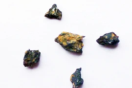 Giới khoa học đau đầu vì viên đá lạ ẩn giấu thứ chưa từng thấy