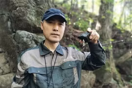 Nông dân nhặt được viên đá đen sì, cả làng lập tức bị phong tỏa