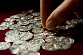 Cô gái phát hiện kho báu khổng lồ nhờ máy dò kim loại