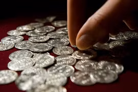 Cô gái phát hiện kho báu khổng lồ nhờ máy dò kim loại