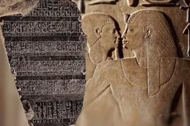 Kỳ lạ phiến đá xuyên không từ thế giới khác, chuyên gia đau đầu giải mã 