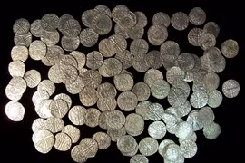 Khai quật một kho báu lớn khi đang tìm kiếm chiếc nhẫn cưới bị mất