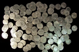 Khai quật một kho báu lớn khi đang tìm kiếm chiếc nhẫn cưới bị mất