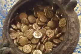 Dọn dẹp một bãi đất hoang trúng kho báu khủng 