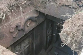 Đào trúng mộ cổ, công nhân ngã quỵ thấy chữ lạ trên tấm bia