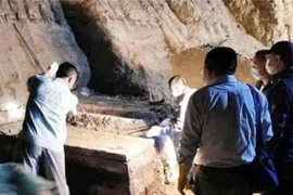 Đụng trúng mộ cổ, công nhân tái mặt thấy chữ lạ trên tấm bia