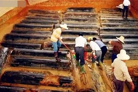 Mở quan tài trong ngôi mộ cổ, chuyên gia bỏ chạy ngay 