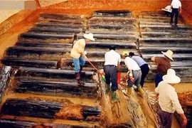 Mở quan tài trong ngôi mộ cổ, chuyên gia bỏ chạy ngay 