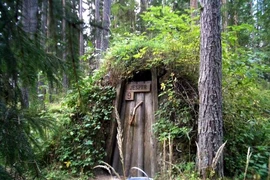 Khách sạn chỉ có 12 phòng, nhìn từ xa trông giống nấm mộ 