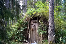 Khách sạn chỉ có 12 phòng, nhìn từ xa trông giống nấm mộ 