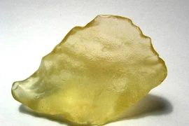 Viên đá lạ ẩn giấu thứ chưa từng thấy, thách thức giới khoa học