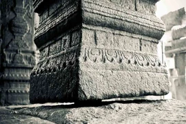 Đền thờ với một cây cột cao gần 5m không chạm đất ở Ấn Độ 