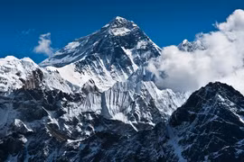 Vì sao núi Everest không ngừng cao lên?