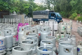 Cơ sở sang chiết gas lậu quy mô lớn núp bóng trong bãi đậu xe