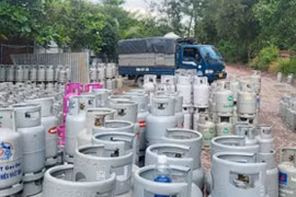 Cơ sở sang chiết gas lậu quy mô lớn núp bóng trong bãi đậu xe