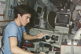 Phi hành gia phát sốc khi trở về sau nhiều ngày kẹt trong vũ trụ