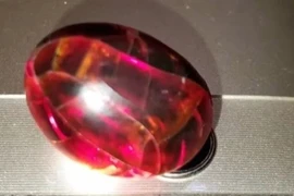 Kỳ lạ trứng luộc sau 20 năm bỗng hoá thành hồng ngọc