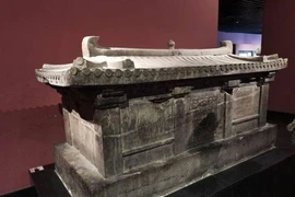 Bất chấp lời nguyền mở mộ bé gái, bàng hoàng thấy cảnh bên trong 