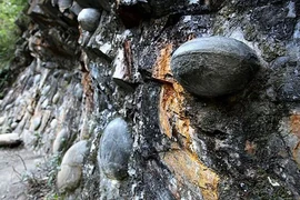 Bí ẩn “Vách đá đẻ trứng” mang lời nguyền sinh con trai ở Trung Quốc