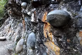 Bí ẩn “Vách đá đẻ trứng” mang lời nguyền sinh con trai ở Trung Quốc