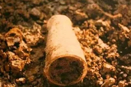 Mở mộ cổ, chuyên gia vã mồ hôi thấy vật lạ “xuyên không”