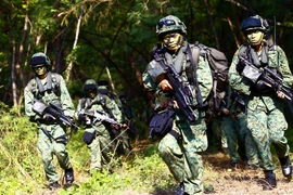 Quân đội Singapore với quân phục kín mít bất chấp nặng, nóng kinh hoàng