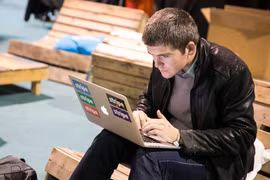 Tỷ phú trẻ nhất thế giới kiếm và tiêu tiền như thế nào?