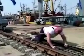 Lực sĩ Nga dùng vai di chuyển cần cẩu 312 tấn