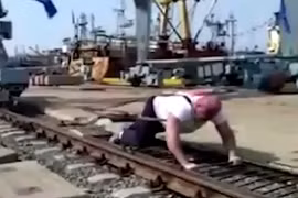 Lực sĩ Nga dùng vai di chuyển cần cẩu 312 tấn