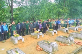 Xúc động lễ an táng 12 hài cốt liệt sĩ hy sinh tại Lào về đất mẹ