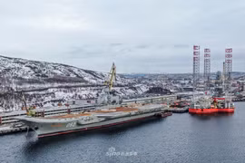 Tàu sân bay duy nhất của Nga giờ "tàn tạ" ra sao?