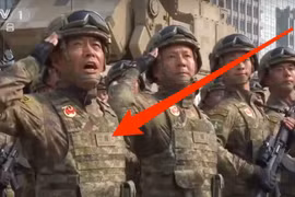 Nghi vấn về dấu hiệu lạ trên quân phục của binh sĩ Trung Quốc