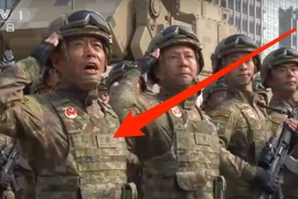 Nghi vấn về dấu hiệu lạ trên quân phục của binh sĩ Trung Quốc