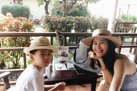 Hai căn hộ rực rỡ sắc hoa của hai bà mẹ đơn thân hot nhất Vbiz