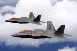 Tiêm kích F-22 của Mỹ bất ngờ có màu sơn nguỵ trang kiểu mới cực độc?