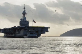 Tàu sân bay hạt nhân Pháp mở cửa đón khách ở Singapore
