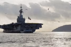 Tàu sân bay hạt nhân Pháp mở cửa đón khách ở Singapore