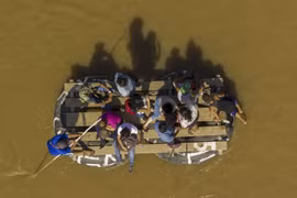 Cảnh tượng nhói lòng ở biên giới Mexico - Guatemala