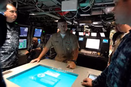 Bên trong khoang chỉ huy của tàu ngầm hạt nhân có gì?