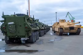 Mỹ lôi xe tăng ra khỏi kho chứa, tập trận sát biên giới Nga