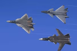 Thích thú trước đội hình Su-57 cùng 2 siêu cơ bí ẩn tại MAKS 2019