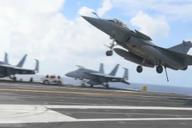 Sao chiến đấu cơ Pháp có thể hạ cánh trên tàu sân bay Mỹ?