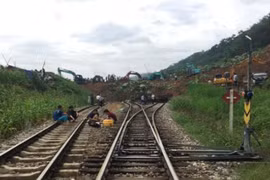  Chính thức thông đường sắt Hà Nội-Lào Cai sau nhiều ngày chia cắt ​