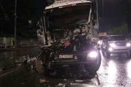 2 xe đâm nhau, tài xế mắc kẹt trong cabin hoảng loạn kêu cứu